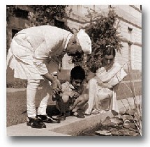 Indira et Sonia Gandhi, une dynastie vouée à la Politique en Inde Indira et Sonia Gandhi, une dynastie vouée à la Politique en Inde
