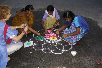 Tradition du Kolam devant une maison (photo de Claude Renauthttp://membres.lycos.fr/borisr/tamil.htm) Tradition du Kolam devant une maison (photo de Claude Renauthttp://membres.lycos.fr/borisr/tamil.htm)